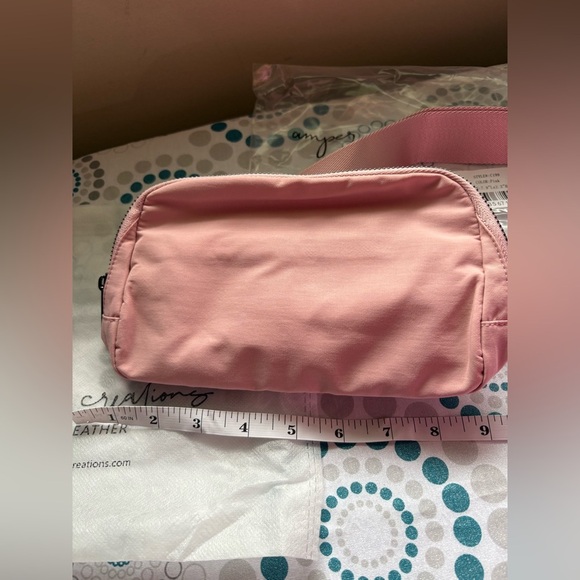 NWT- THE JULIA BAG
Pink rose fanny pack
Soft vegan leather
comes with dust bag - Picture 13 of 16